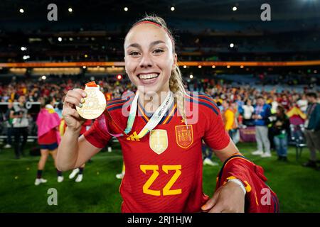 La spagnola Athenea del Castillo si pone con la sua medaglia d'oro dopo la finale della Coppa del mondo femminile FIFA allo Stadium Australia, Sydney. Data foto: Domenica 20 agosto 2023. Foto Stock