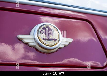 Il vecchio autobus rosso Skoda attraversa le strade della capitale polacca. Autobus turistici modello vintage. La strada della città vecchia è un'attrazione turistica. Polonia, Varsavia - 27 luglio 2023. Foto Stock