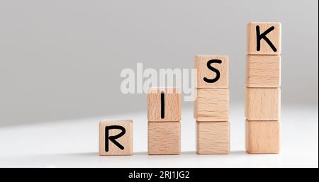 Cubi di legno con lettere sulla tastiera di un computer portatile. Foto Stock