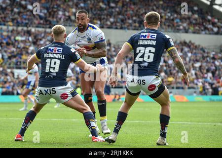 Leeds, Inghilterra - 20 agosto 2023 Paul Vaughan dei Warrington Wolves affronta James McDonnell (19) dei Leeds Rhinos. Rugby League Betfred Super League , Leeds Rhinos vs Warrington Wolves at Headingley Stadium, Leeds, UK crediti: Dean Williams/Alamy Live News Foto Stock