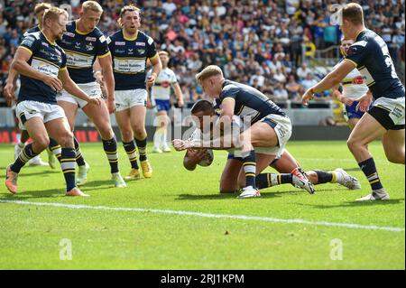 Leeds, Inghilterra - 20 agosto 2023 Paul Vaughan dei Warrington Wolves tenuto in ostaggio da James McDonnell (19) dei Leeds Rhinos. Rugby League Betfred Super League , Leeds Rhinos vs Warrington Wolves at Headingley Stadium, Leeds, UK crediti: Dean Williams/Alamy Live News Foto Stock