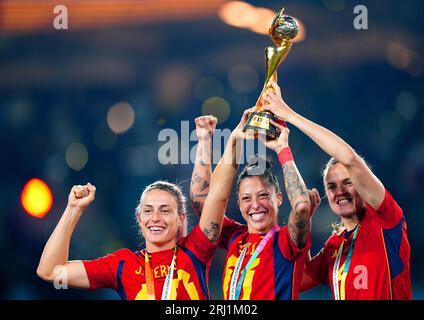 Alexia Putellas (a sinistra), Jennifer Hermoso e Irene Paredes festeggiano con il trofeo dopo aver vinto la finale della Coppa del mondo femminile FIFA allo Stadium Australia di Sydney. Data foto: Domenica 20 agosto 2023. Foto Stock