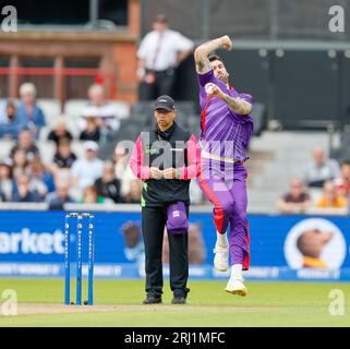 Manchester, Regno Unito. 20 agosto 2023; Old Trafford Cricket Ground, Manchester, Inghilterra: The Hundred Mens Cricket, Manchester Originals vs Northern Superchargers; Reece Topley dei Northern Superchargers bowling Credit: Action Plus Sports Images/Alamy Live News Foto Stock