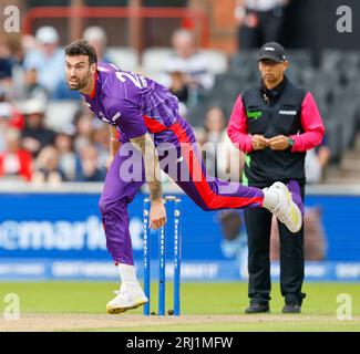 Manchester, Regno Unito. 20 agosto 2023; Old Trafford Cricket Ground, Manchester, Inghilterra: The Hundred Mens Cricket, Manchester Originals vs Northern Superchargers; Reece Topley dei Northern Superchargers bowling Credit: Action Plus Sports Images/Alamy Live News Foto Stock