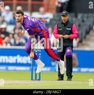 Manchester, Regno Unito. 20 agosto 2023; Old Trafford Cricket Ground, Manchester, Inghilterra: The Hundred Mens Cricket, Manchester Originals vs Northern Superchargers; Reece Topley dei Northern Superchargers bowling Credit: Action Plus Sports Images/Alamy Live News Foto Stock