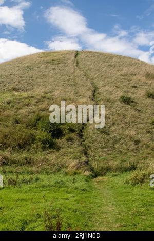 Silbury Hill, un tumulo neolitico, parte del sito patrimonio dell'umanità dell'UNESCO di Avebury Foto Stock