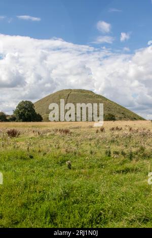 Silbury Hill, un tumulo neolitico, parte del sito patrimonio dell'umanità dell'UNESCO di Avebury Foto Stock