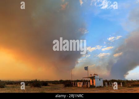 Grande incendio boschivo catastrofico ad Alexandroupolis Evros Grecia, vicino all'aeroporto e ad Apalos, situazione di emergenza, antincendio aereo. Foto Stock