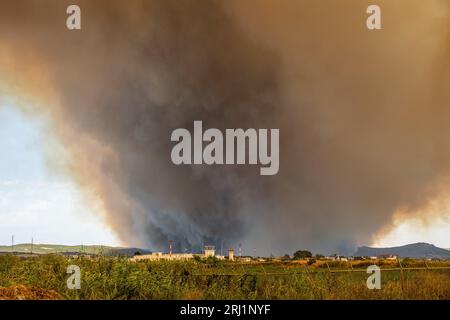 Grande incendio boschivo catastrofico ad Alexandroupolis Evros Grecia, vicino all'aeroporto e ad Apalos, situazione di emergenza, antincendio aereo. Foto Stock