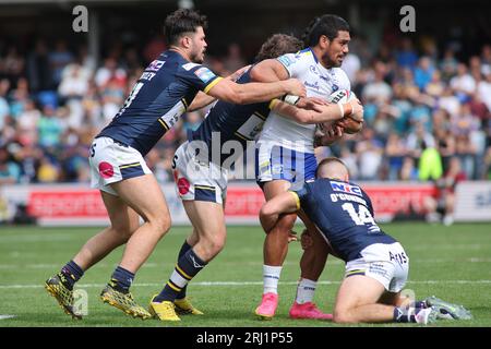 Leeds, Regno Unito. 20 agosto 2023. Headingley Stadium, Leeds, West Yorkshire, 20 agosto 2023 Betfred Super League Leeds Rhinos contro Warrington Wolves Thomas Mikaele dei Warrington Wolves viene affrontato da James Bentley, Cameron Smith e Jarrod OÕConnor dei Leeds Rhinos Credit: Touchlinepics/Alamy Live News Foto Stock