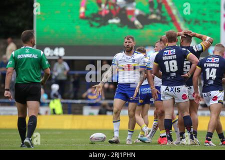 Daryl Clark #9 dei Warrington Wolves si lamenta per l'arbitro Ben Thaler durante la partita della Betfred Super League Round 22 Leeds Rhinos vs Warrington Wolves all'Headingley Stadium, Leeds, Regno Unito, 20 agosto 2023 (foto di James Heaton/News Images) Foto Stock