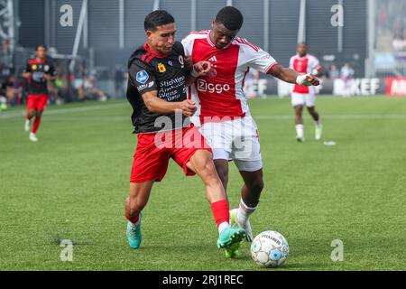 ROTTERDAM, PAESI BASSI - 19 AGOSTO: Couhaib Driouech (Excelsior Rotterdam) e Jorrel Hato (Ajax) durante l'Eredivisie match tra SBV Excelsior e AFC Foto Stock