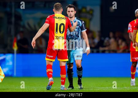 DEVENTER, PAESI BASSI - 19 AGOSTO: Philippe Rommens (Go Ahead Eagles) e Daryl van Mieghem (FC Volendam) durante l'Eredivisie match di Go Ahead Eagl Foto Stock