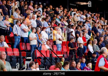 DEVENTER, PAESI BASSI - 19 AGOSTO: I tifosi dei Go Ahead Eagles con un minuto di silenzio prima della partita per tutti i tifosi che sono morti durante la partita Foto Stock