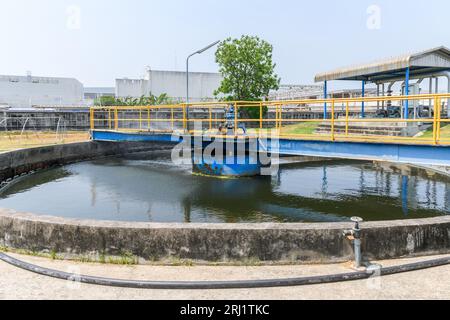 Sistema di trattamento delle acque reflue di piscine aerate negli impianti industriali. concetto di scienza ambientale e riutilizzo delle acque reflue Foto Stock