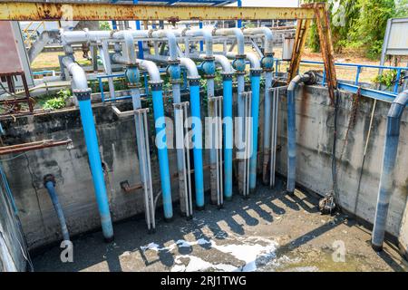 I tubi dell'acqua collegati alle pompe dell'acqua di grandi dimensioni vengono utilizzati per pompare le acque reflue nel sistema di trattamento delle acque reflue. Foto Stock