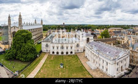 Guardando verso il basso la Kings College Chapel e il Kings College di Cambridge, che sono in fase di lavoro nell'agosto 2023. Foto Stock