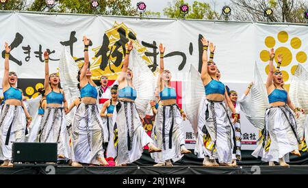 Squadra di danza giapponese Yosakoi con costumi d'argento e blu su un palco all'aperto che balla all'annuale festival Kumamoto Kyusyu Gassai. Foto Stock