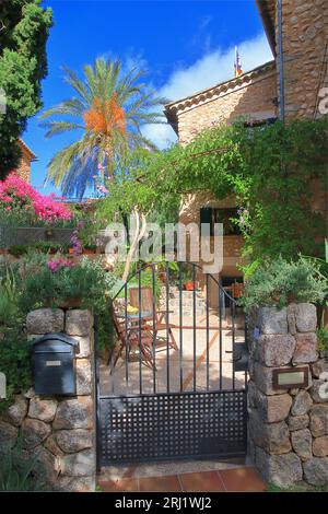 La foto è stata scattata sull'isola di Palma di Maiorca, nella città di Porto Cristo. La foto mostra l'ingresso a una villa locale accogliente. Foto Stock