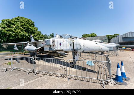 Jet da caccia RAF, SEPECAT Jaquar GR.3, in mostra all'esterno del RAF Manston History Museum nel Kent in estate con cieli blu sopra la testa. Foto Stock