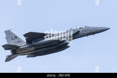 L'F-15E Strike Eagle sale in cielo dopo essere decollato dalla base di RAF Lakenheath nel Suffolk per completare una sortita di addestramento nell'agosto 2023. Foto Stock