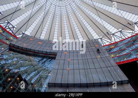 Berlino, Germania - 15 novembre 2018: Cupola del tetto in vetro con grattacieli del Sony Center, Potsdam Square, Berlino, Germania Foto Stock