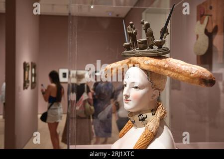 Persone che guardano il busto retrospettivo di una donna con una baguette di Salvador Dali MOMA NYC New York City Foto Stock