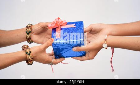 Raksha Bandhan Concept, fratello indiano che fa dono a sua sorella Foto Stock