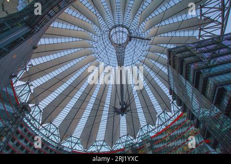 Berlino, Germania - 15 novembre 2018: Cupola del tetto in vetro con grattacieli del Sony Center, Potsdam Square, Berlino, Germania Foto Stock