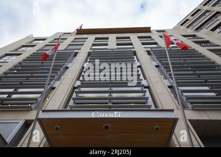 Berlino, Germania - 15 novembre 2018: Scritta Canada sull'ingresso dell'ambasciata canadese a Potsdamer Platz a Berlino. Logo Silver Foto Stock