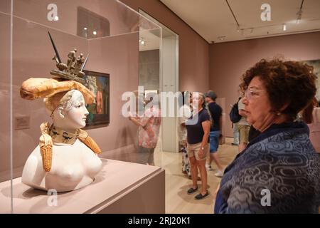 Persone che guardano il busto retrospettivo di una donna con una baguette di Salvador Dali MOMA NYC New York City Foto Stock