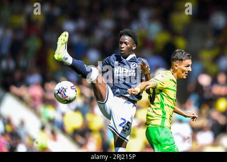 Romain esse (25 Milwall) Dimitris Giannoulis (30 Norwich City) sfida per il pallone durante la partita del campionato Sky Bet tra Norwich City e Millwall a Carrow Road, Norwich domenica 20 agosto 2023. (Foto: Kevin Hodgson | mi News) crediti: MI News & Sport /Alamy Live News Foto Stock