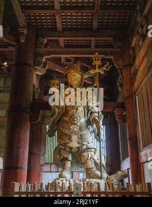 Meravigliose statue nella sala del grande Buddha al tempio Todai-ji di Nara, Giappone. Foto Stock