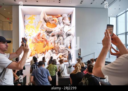 Non supervisionato da Refik Anadol al MOMA. L'intelligenza artificiale interpreta 200 anni di arte del MOMA per creare opere d'arte digitali che si sviluppano continuamente. Foto Stock