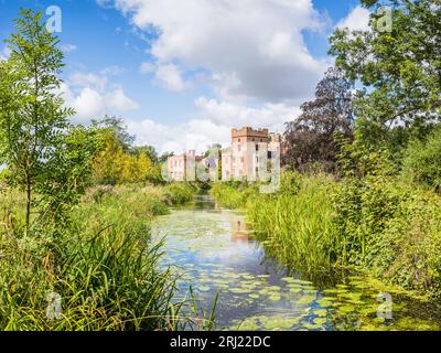 Un ruscello conduce a Oxborough Hall nel cuore della campagna del Norfolk raffigurata nell'agosto 2023. Foto Stock