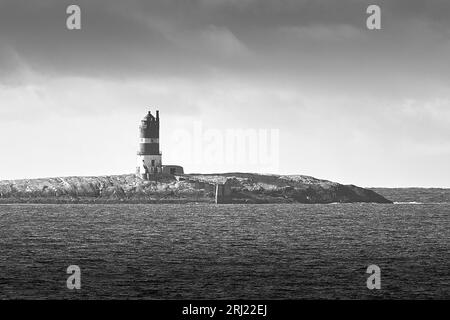 Foto in bianco e nero della remota Torre in ghisa del faro Storholmen, situata su Un piccolo Skerry nel Mare di Norvegia. 3 maggio 2023. Foto Stock