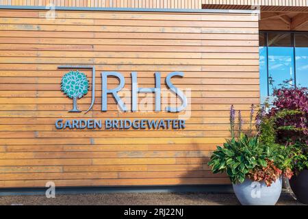 Edificio con ingresso al giardino pubblico RHS Garden Bridgewater, uno dei più grandi e spettacolari progetti di giardinaggio. Foto Stock