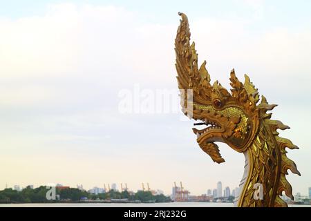 Splendida scultura Naga, serpente custode presso i templi buddisti in Thailandia e simbolo nazionale della Thailandia Foto Stock