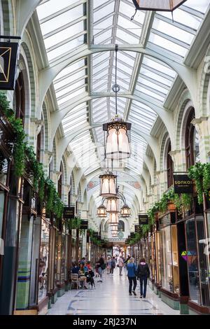 Una vista dall'interno della Royal Arcade, con negozi e boutique nel centro di Norwich, vista dall'agosto 2023. Foto Stock