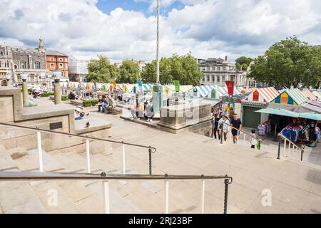 Norwich Market visto sotto i gradini e le ringhiere raffigurati da St Peters Street a Norwich nell'agosto 2023. Foto Stock