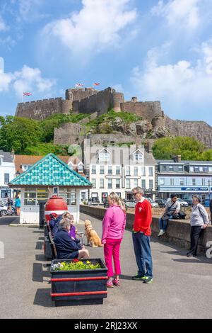 Castello di Mount Orgueil del XIII secolo da Gorey Harbour, Gorey, Saint Martin Parish, Jersey, Isole del Canale Foto Stock