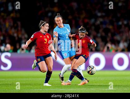 L'Inghilterra Lucy Bronze (centro) si batte per il pallone con la spagnola Teresa Abelleira (sinistra) e Aitana Bonmati durante la finale della Coppa del mondo femminile FIFA allo Stadium Australia di Sydney. Data foto: Domenica 20 agosto 2023. Foto Stock