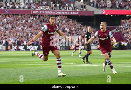 Londra, Regno Unito. 20 agosto 2023. Nayef Aguerd del West Ham Utd (l) festeggia dopo aver segnato il primo gol della sua squadra. Partita di Premier League, West Ham Utd contro Chelsea allo Stadio di Londra, Parco Olimpico Queen Elizabeth a Londra domenica 20 agosto 2023. Questa immagine può essere utilizzata solo per scopi editoriali. Foto solo editoriale di Sandra Mailer/Andrew Orchard fotografia sportiva/Alamy Live news credito: Andrew Orchard fotografia sportiva/Alamy Live News Foto Stock