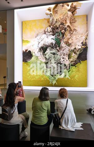 Non supervisionato da Refik Anadol al MOMA. L'intelligenza artificiale interpreta 200 anni di arte del MOMA per creare opere d'arte digitali che si sviluppano continuamente. Foto Stock