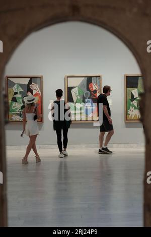 Gli appassionati d'arte ammirano vari capolavori di Pablo Picasso nel Museo Picasso di Barcellona Foto Stock