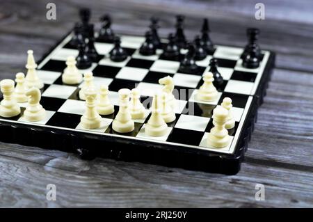 Scacchi, un gioco da tavolo per due giocatori, chiamato bianco e nero, ognuno dei quali controlla un esercito di pezzi di scacchi nel proprio colore, l'obiettivo di scacchi matti Foto Stock