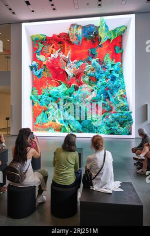 Non supervisionato da Refik Anadol al MOMA. L'intelligenza artificiale interpreta 200 anni di arte del MOMA per creare opere d'arte digitali che si sviluppano continuamente. Foto Stock