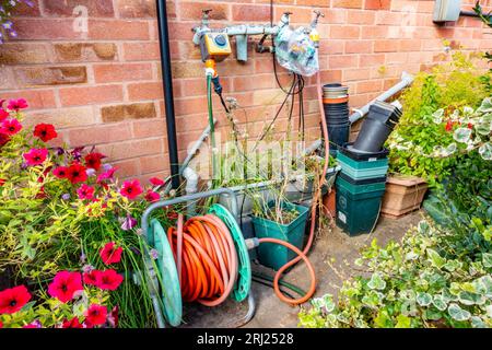 Un tubo per zoccoli collegato a un rubinetto da giardino tramite un computer per l'acqua Foto Stock