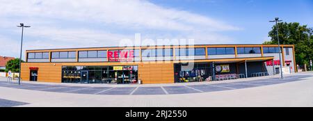 Germania , Vetschau , 20.08.2023 , Panorama of the REWE Market Danny Wedekind in Vetschau Foto Stock