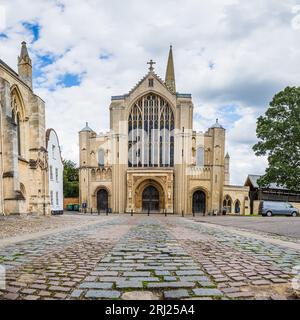 La Cattedrale della Santissima e Undivided Trinity o la Cattedrale di Norwich come la sua nota si erge orgogliosa nell'agosto 2023. Foto Stock